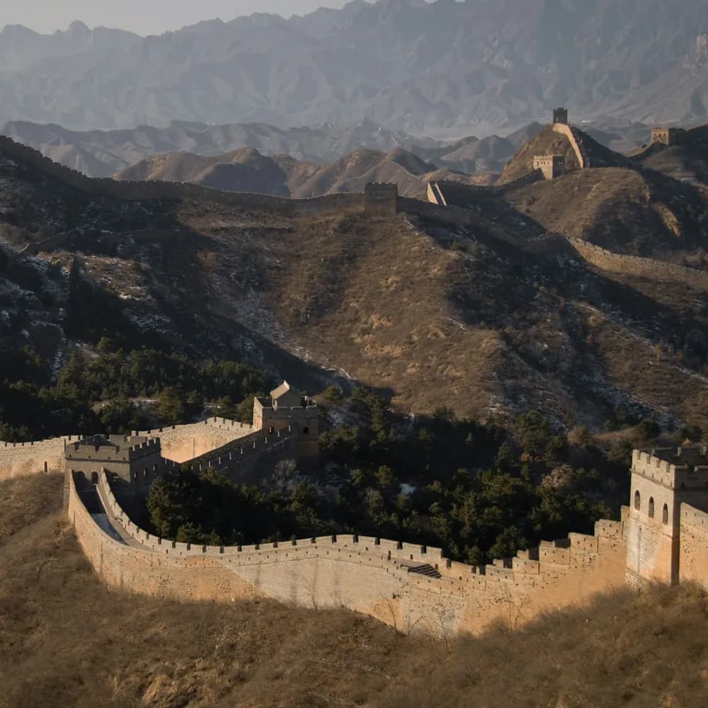 La Grande Muraille de Chine sur des montagnes boisées