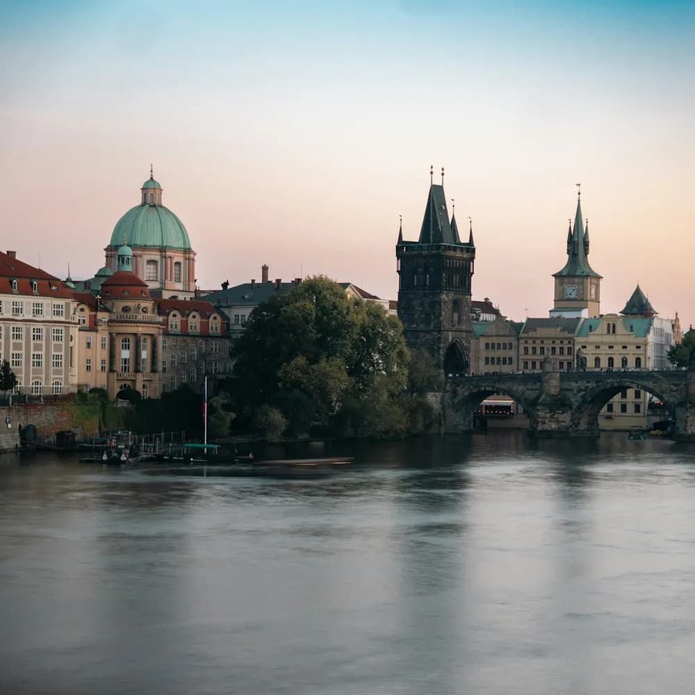 Le pont Charles sur la Vltava à Prague, à l'aube