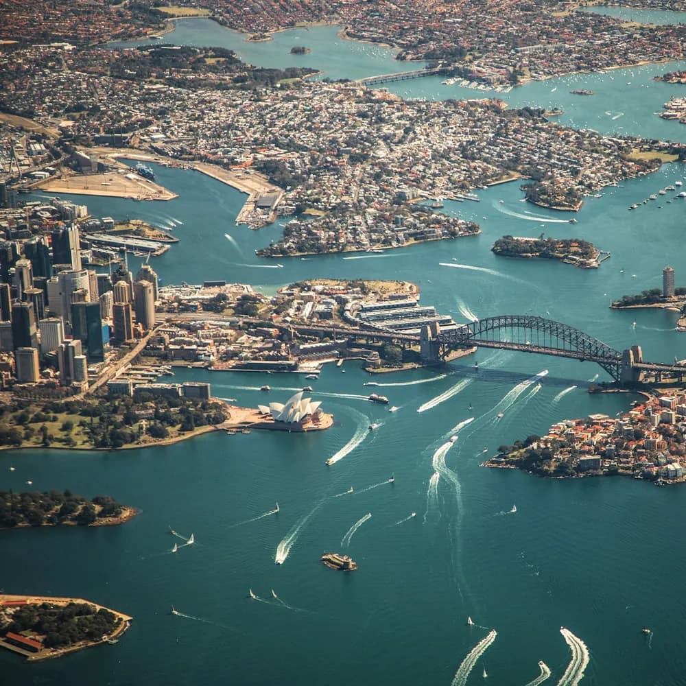 Vue aérienne du port de Sydney, de l'Opéra et du Harbour Bridge