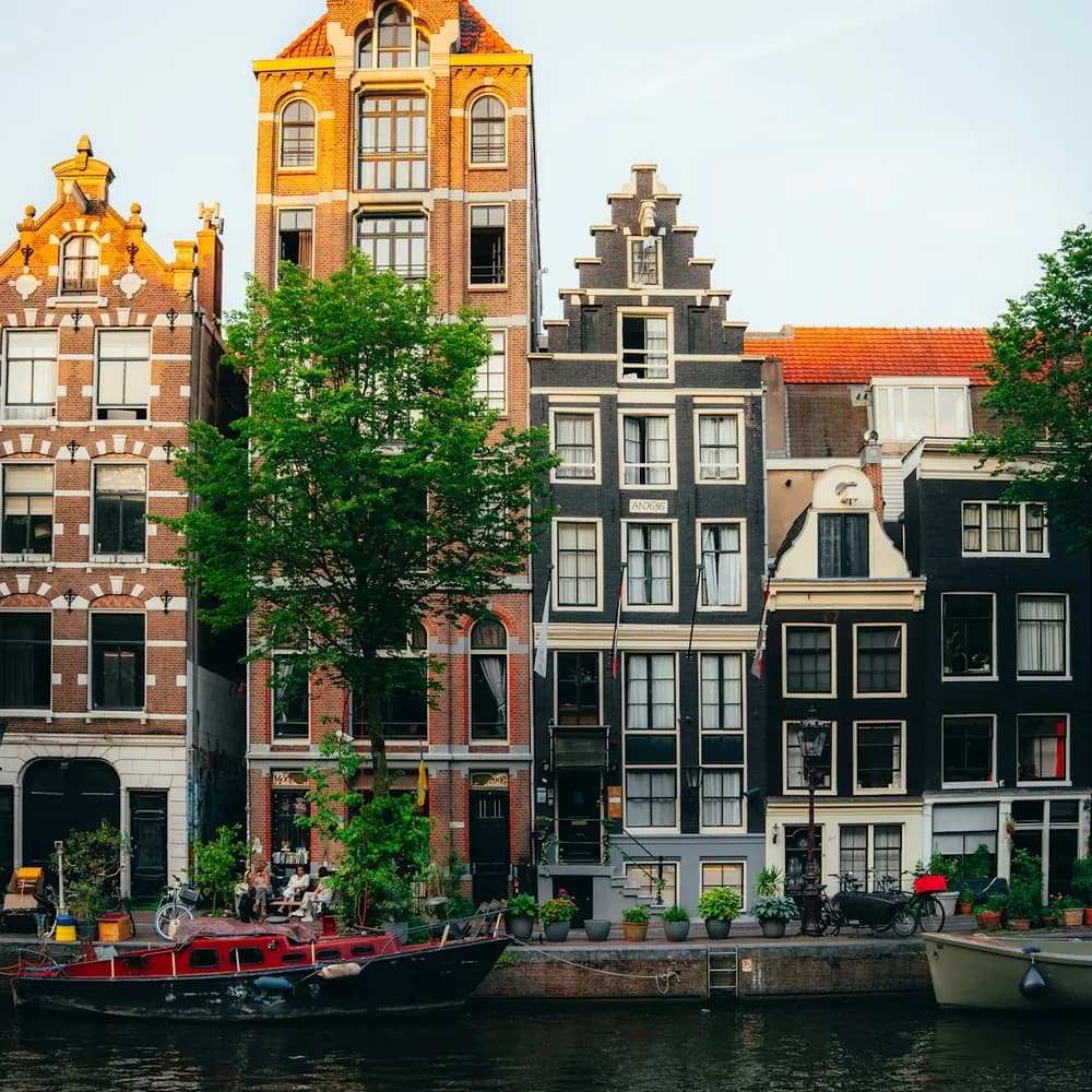 Maisons historiques le long d'un canal d'Amsterdam